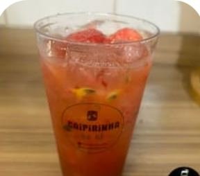 Caipirinha de morango com maracujá